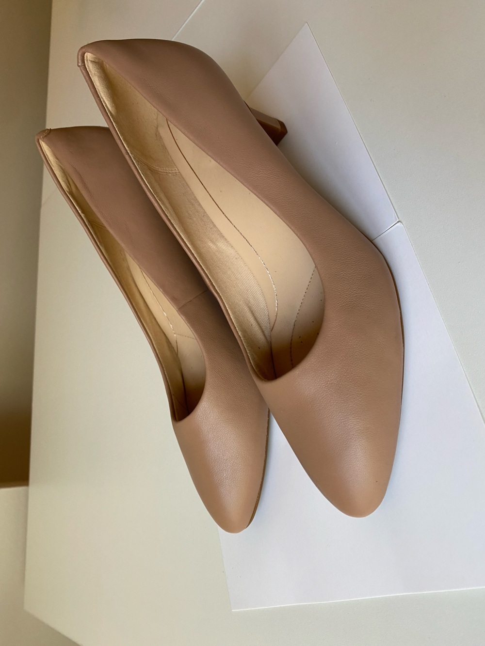 Clarks Women's Nude Tan Pointed-Toe Pumps